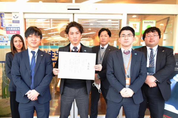 2020年スモッカアワードの表彰状と賃貸住宅サービスFC名古屋店のスタッフの皆様